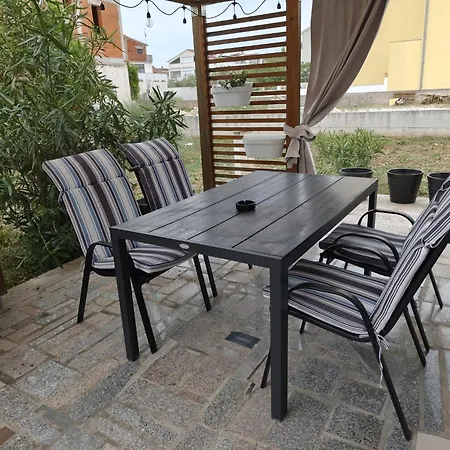 Apartment Sa Terasom Pirovac